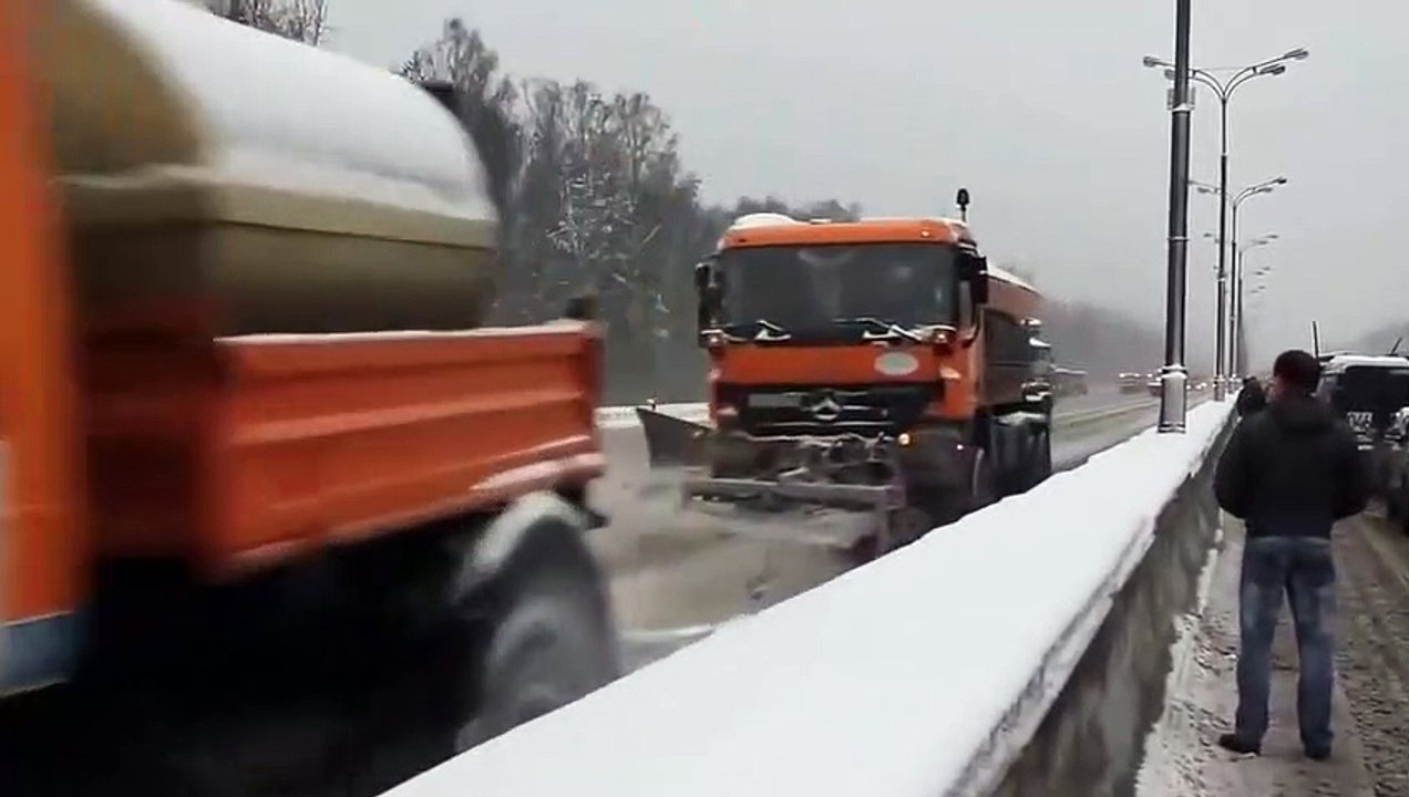 Voila comment les russes deneigent les routes... efficace