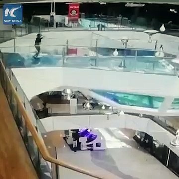 Esta mujer tropezó dentro de un tanque lleno de hambrientos tiburones justo cuando iban a ser alimentados