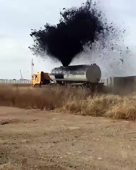 Este camión cisterna se convierte en una fuente ambulante... de hirviente bitumen