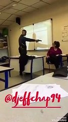 El estudiante amenaza a la profesora con una pistola para que le ponga 'presente'