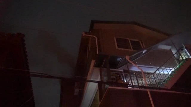 주택 3층에서 불...다친 사람 없어 / YTN