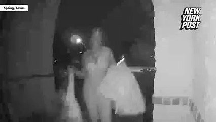 El dramático instante en que una mujer abandona a un niño de dos años en la puerta de desconocidos