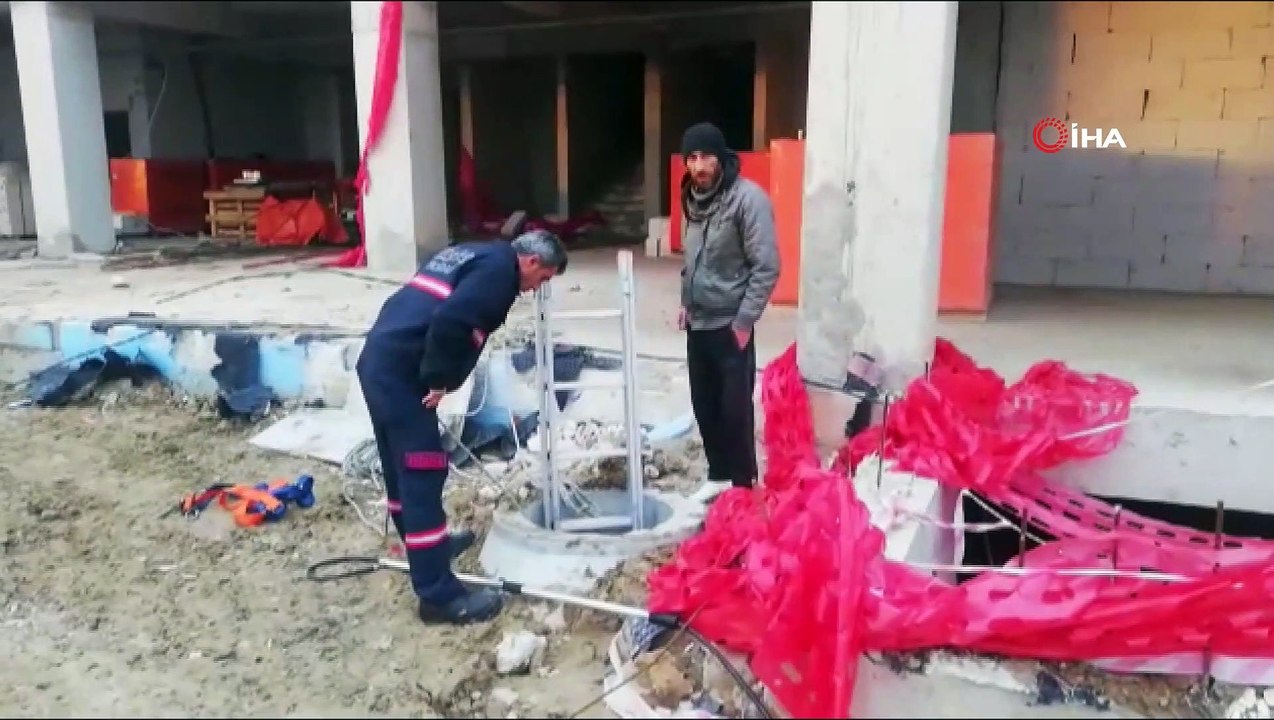 Düştüğü kuyuda saatlerce mahsur kalan köpeği itfaiye kurtardı