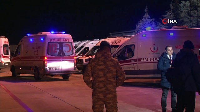 Somali'deki bombalı saldırıda hayatını kaybeden 2 Türk vatandaşı ve yaralanan 16 kişi askeri uçakla Türkiye'ye getirildi