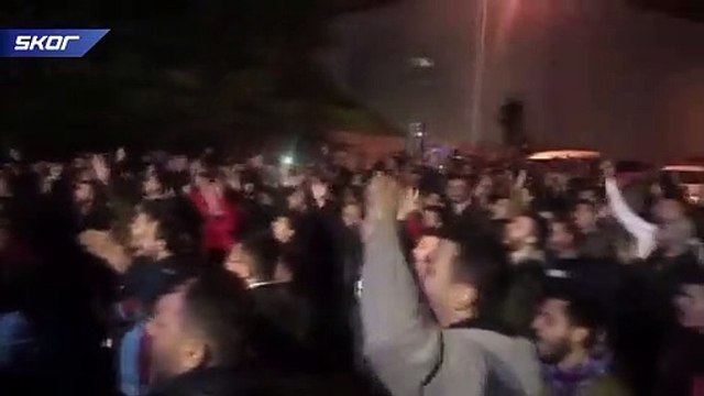 Trabzonspor taraftarı Ünal Karaman için tesislere hücum etti!