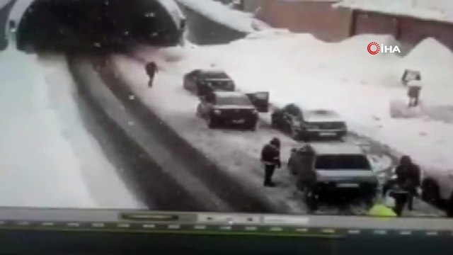 Dehşet anları kamerada...Kayganlaşan yolda bekleyenlere ve araçlara böyle çarptı