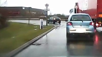 Un camion embarque une voiture sans s'en rendre compte