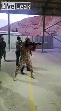 Ce général s'exerce au tir et manque la cible !