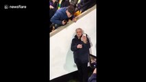 Jose Mourinho fait un selfie pour un fan au stade !