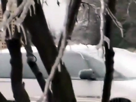 La glace tombe des lignes électriques par kilos dans la rue !