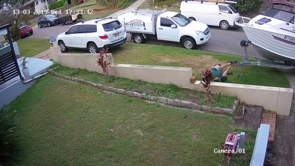 Son bateau le traîne dans la rue.. il a pas mis les freins !