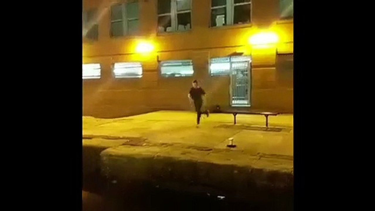 Saut par-dessus le canal : il y arrive.. PRESQUE !