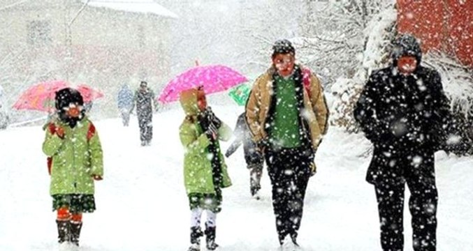 Karaman'ın üç ilçesinde yoğun kar yağışı nedeniyle okullar tatil edildi