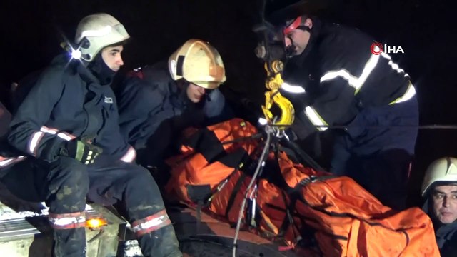 Sürücüsünün direksiyon hakimiyetini kaybettiği kamyon dereye uçtu