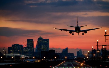 طيار يهبط بطائرته بشكل مدهش رغم سوء الأحوال الجوية