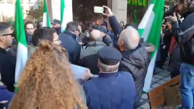 Tensión durante la celebración del Día de la Toma de Granada