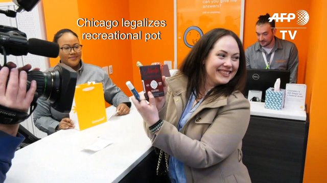 US: Long lines mark marijuana legalization in Illinois