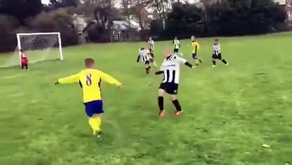 Este padre empuja a su hijo de 6 años que debutaba en la portería para parar un gol