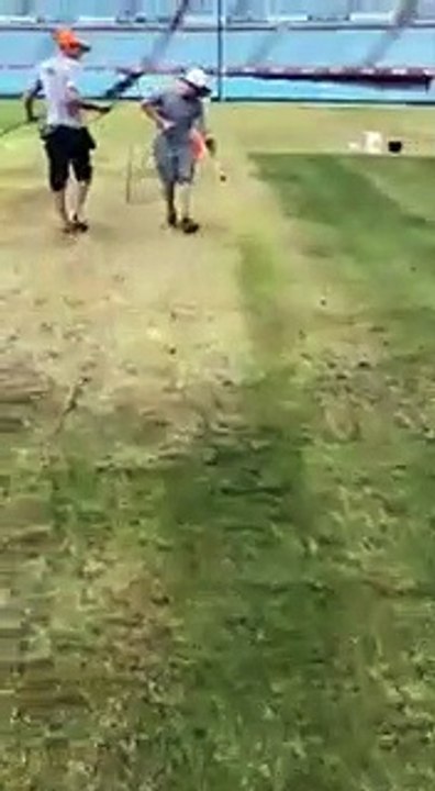 ¡Más cutre imposible!: Así pintan el césped del mayor estadio de Uruguay para ocultar su mal estado