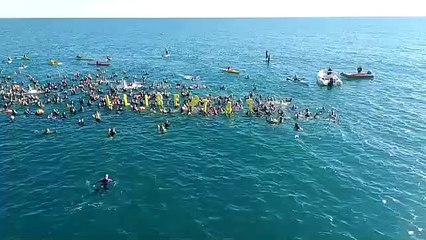 La última de los 'indepes' da más pena que otra cosa: en el mar en pleno otoño berreando "llibertat"