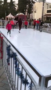 Ces personnes patinent sur une patinoire synthétique sans les patins spéciaux, regardez le résultat !