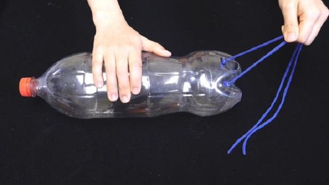 【Waste utilization=Plastic bottle】塑料瓶不要扔，在瓶底系两根绳子，挂在卫生间里，全家人都抢着用