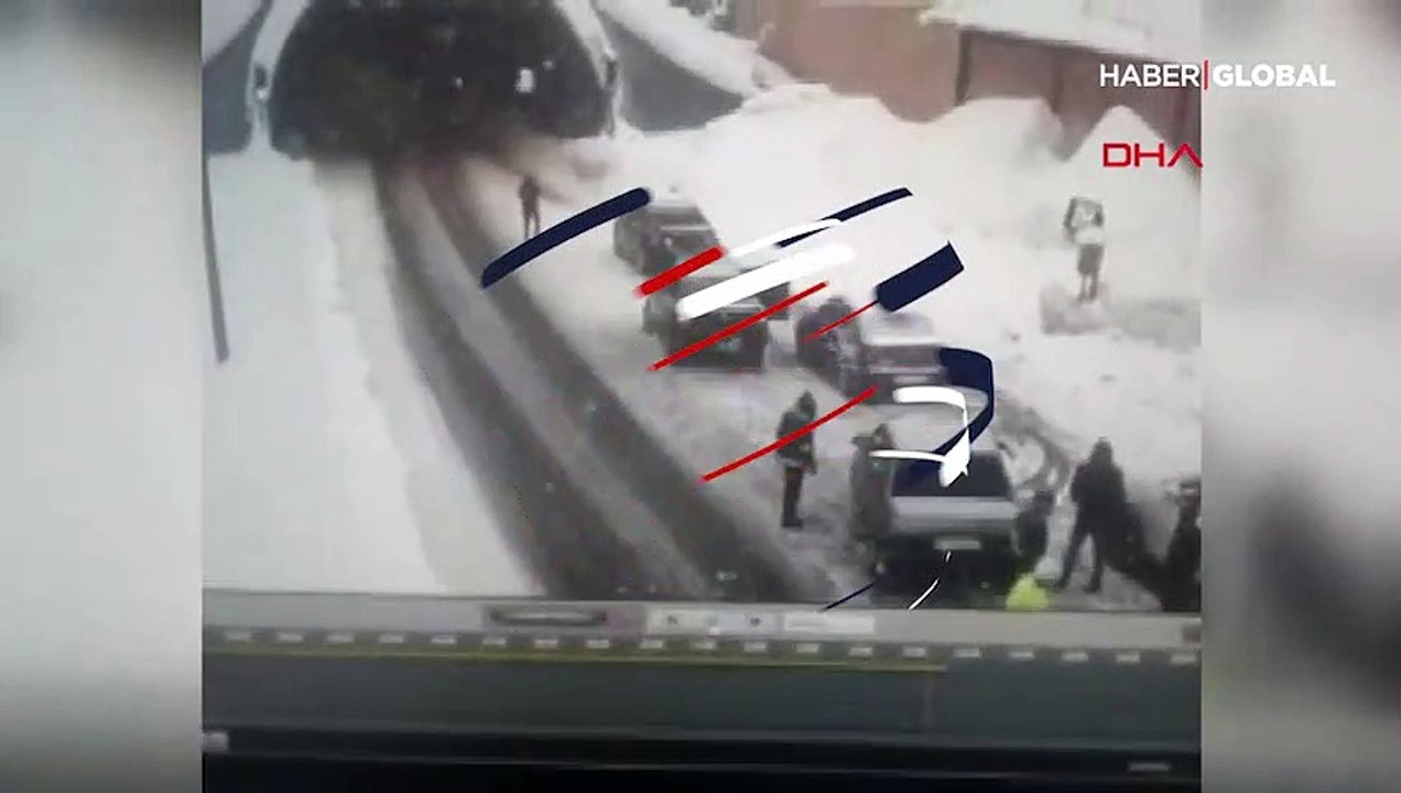 Feci kaza... Karlı yolda 9 otomobil birbirine girdi!