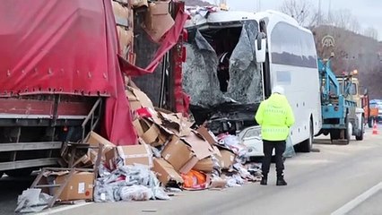 Yolcu otobüsü ile tır çarpıştı: 22 yaralı (2) - ÇANKIRI