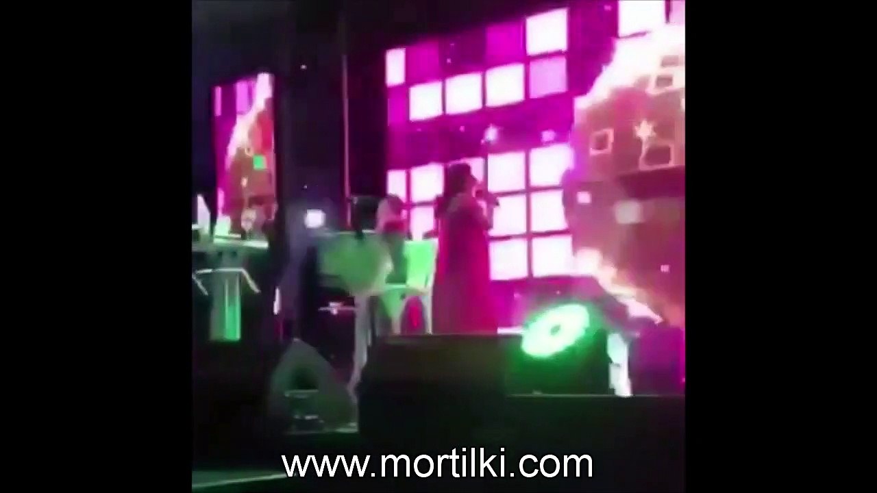Şarkıcı Deniz Seki Konser Esnasında Sahneden Düştü