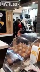 外人女性激怒　 ハンバーガー注文で暴れ狂う