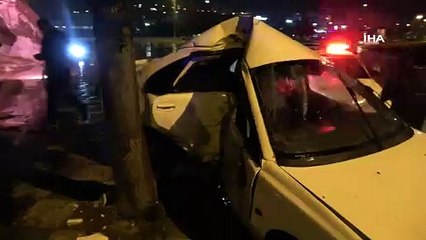 OTOMOBİL KAZADA ADETA İKİYE KATLANDI