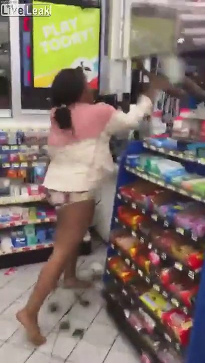 スーパーマーケットを襲撃する女性　荒れ狂う黒人