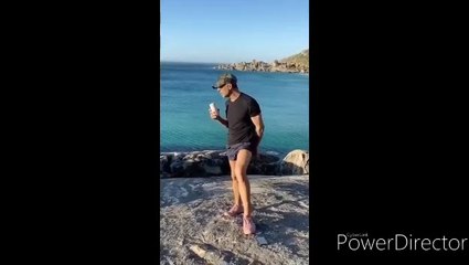 Akshay Kumar singing song on beach//Bollywood  khiladi//