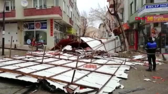 Çanakkale biga'da fırtına nedeniyle 5 katlı bir binanın çatısı uçtu
