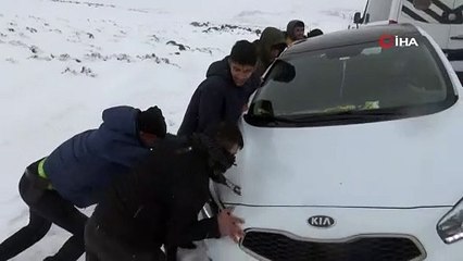 Yolda mahsur kaldılar, halay çekerek kurtarılmayı beklediler
