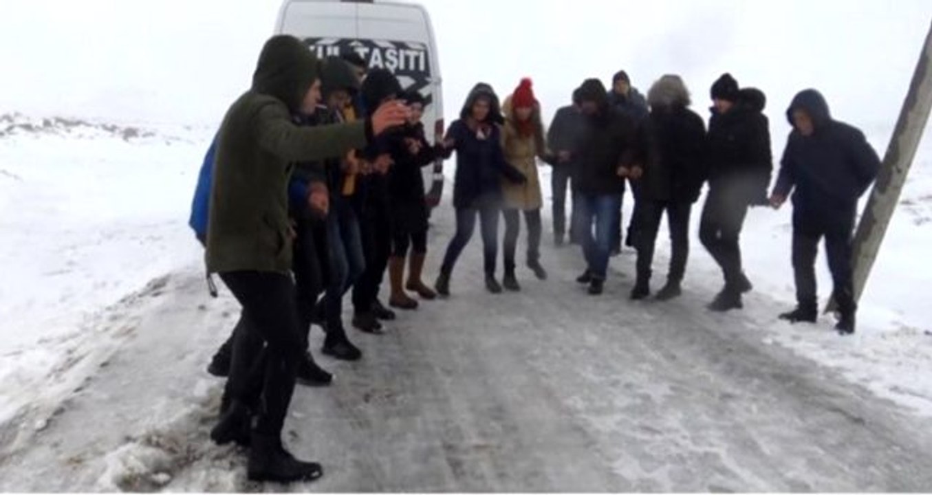 Yolda mahsur kaldılar, halay çekerek kurtarılmayı beklediler