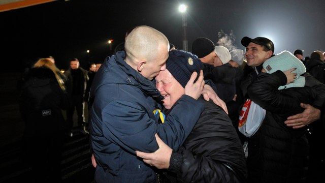 Ukraine, pro-Russia separatists complete prisoner swap