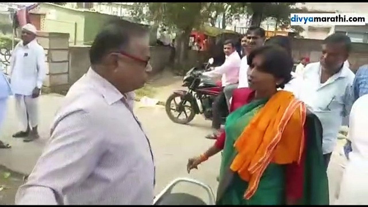 उद्धव ठाकरेंबद्दल फेसबूकवर कमेंट केल्यामुळे महिला शिवसैनिकांनी अधिकाऱ्याच्या अंगावर फेकली शाई