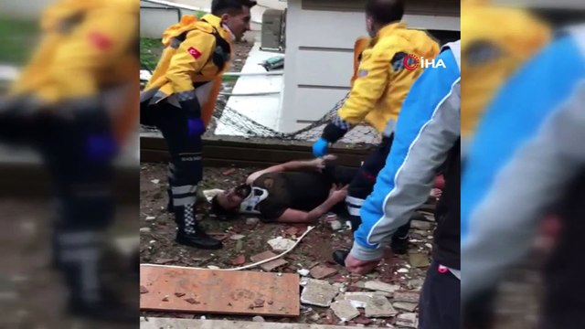 Denizli'de bir evde patlama meydana geldi...Patlama sonrası bina alev alev yanarken ortalık savaş alanına döndü