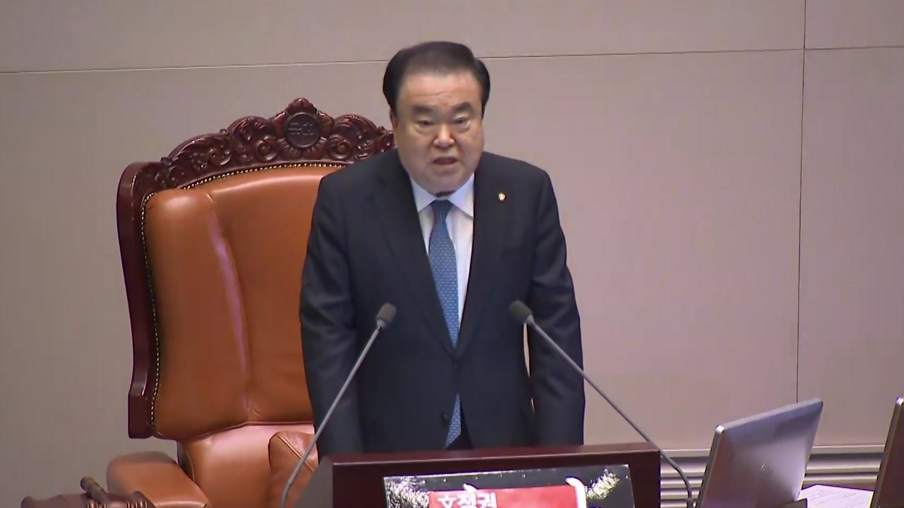 [국회 현장영상] 문희상 의장, 한국당 의원들 뚫고 본회의 개의 선언 / YTN
