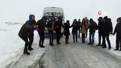 - Yolda Mahsur Kaldılar, Halay Çekerek Kurtarılmayı Beklediler