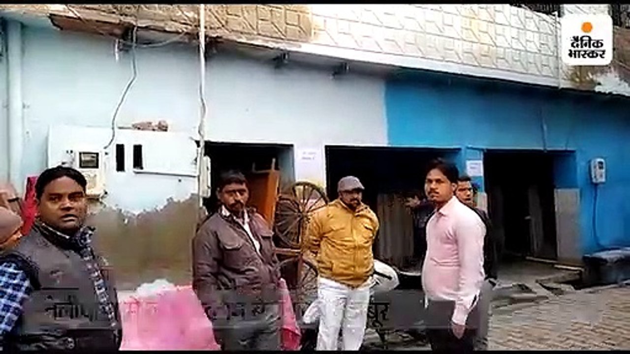 उपद्रवियों के न पकड़े जाने पर लोगों ने घरों के...