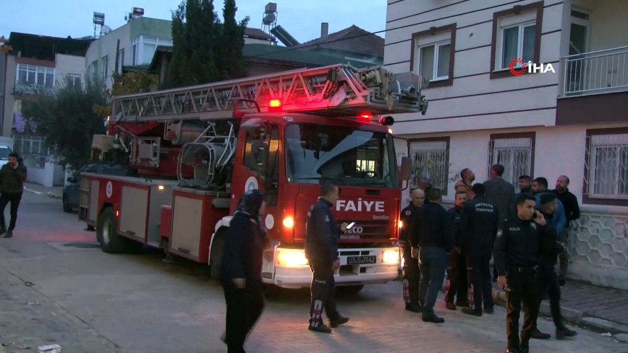 Hakkında arama kararı bulunan kadın, polisi görünce çatıya çıktı