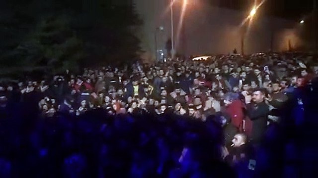 Görevinden istifa eden Trabzonspor teknik direktörü Ünal Karaman'a taraftarlardan destek; hashtagler açıldı, tesislere hücum edildi