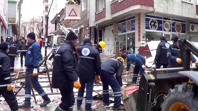 Biga'da fırtına nedeniyle 5 katlı apartmanın çatısı uçtu
