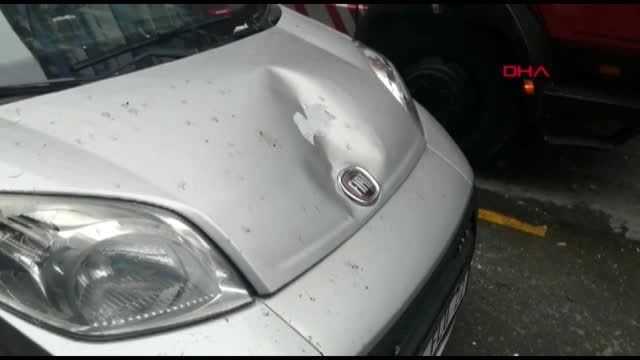 Esenler'de rüzgar nedeniyle çatıdan düşen parçalar 4 araca hasar verdi