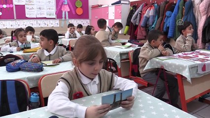 Okuma ve yazmayı öğrenen öğrenciler ilk mektuplarını Mehmetçiğe yazdı - ERZURUM