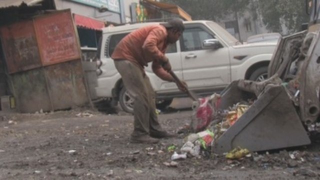 Limpiar heces a mano, una historia de casta y discriminación en la India