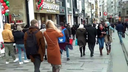 Taksim’deki Şiddetli Rüzgar Vatandaşlara Zor Anlat Yaşattı