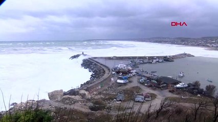 Karaburun'da fırtına; dev dalgalar oluştu